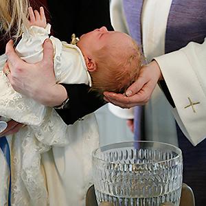 Barnet döps.