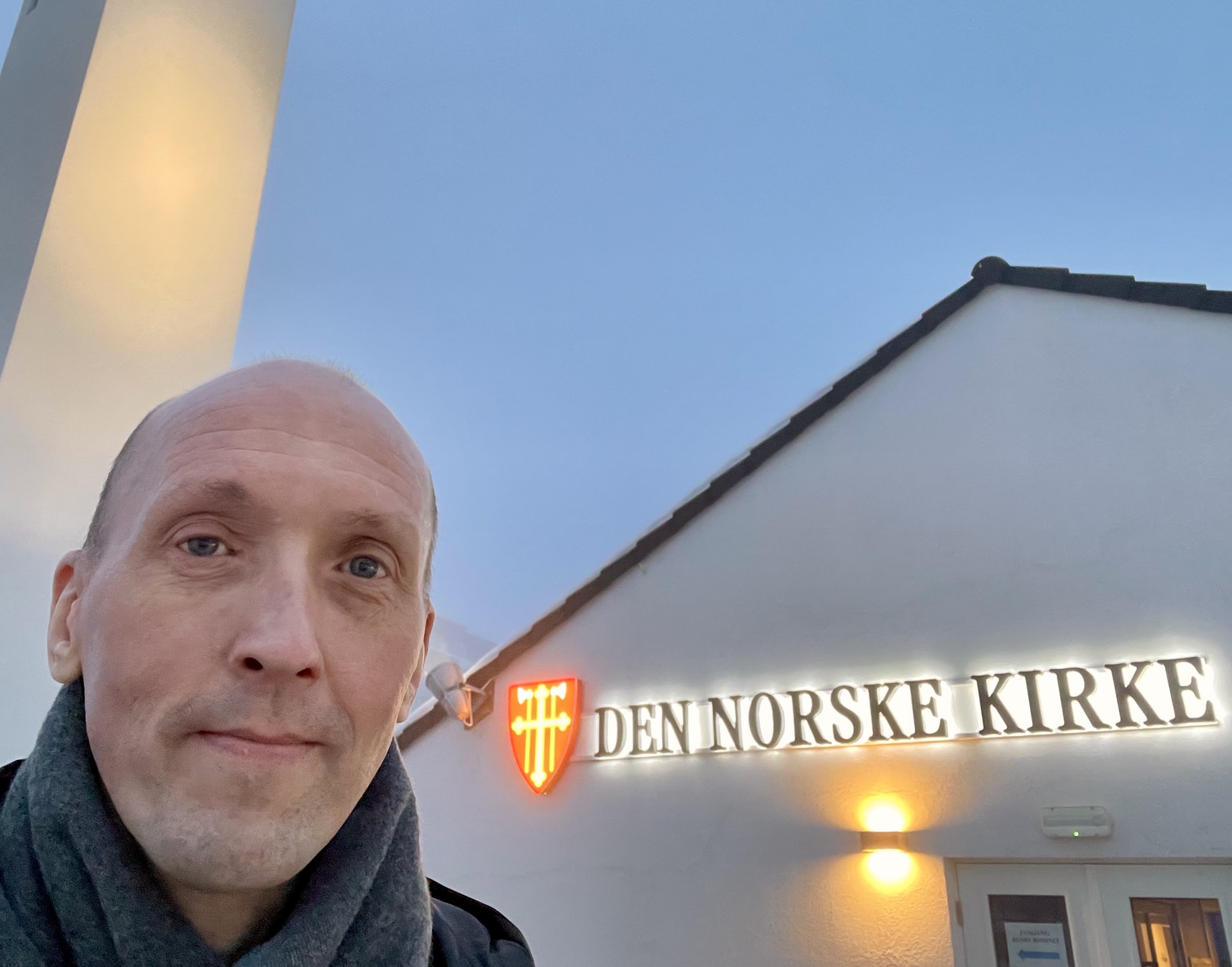 Anssi Elenius och i bakgrunden finns texten Den norske kirke