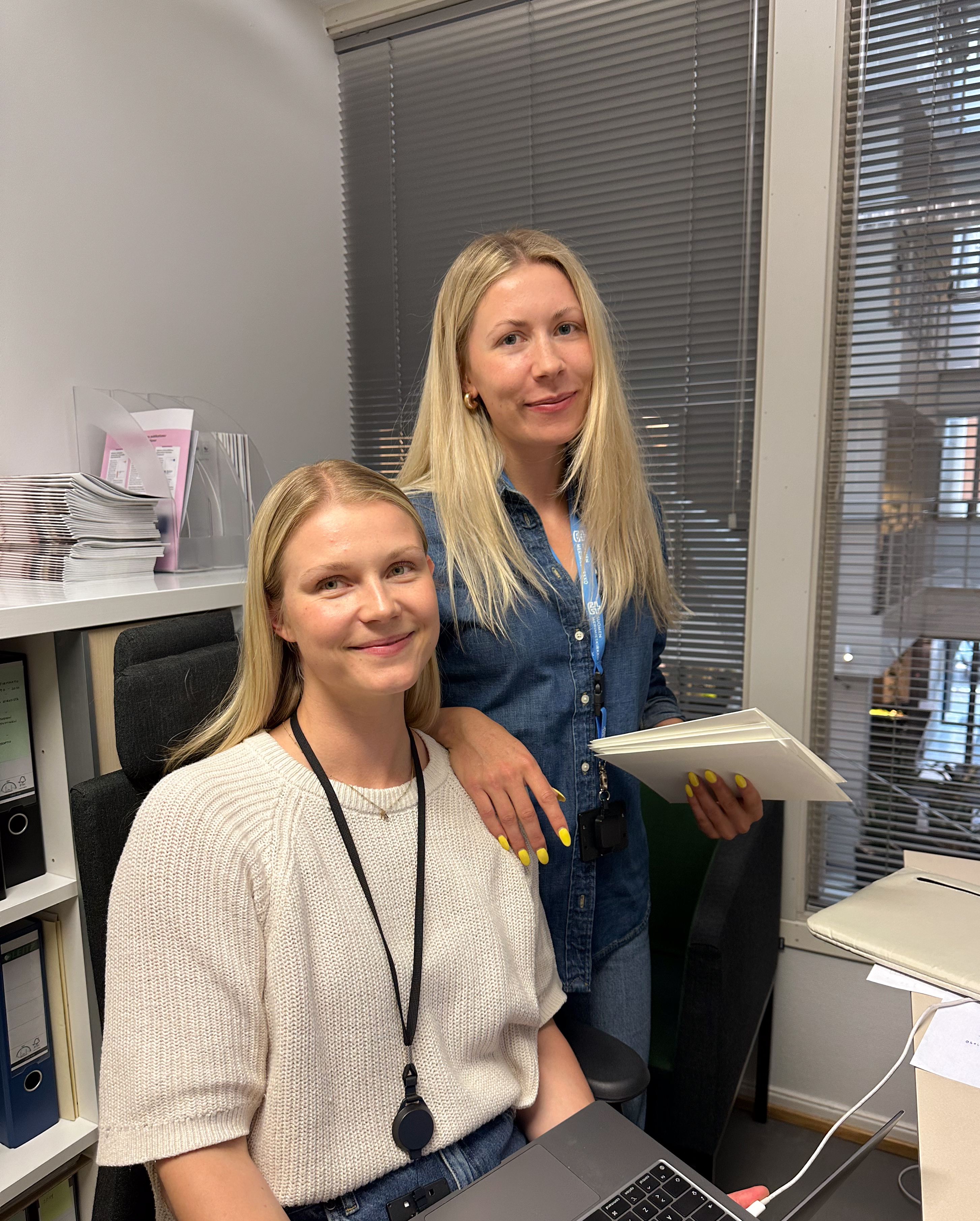 Inna och Roosa i kontor