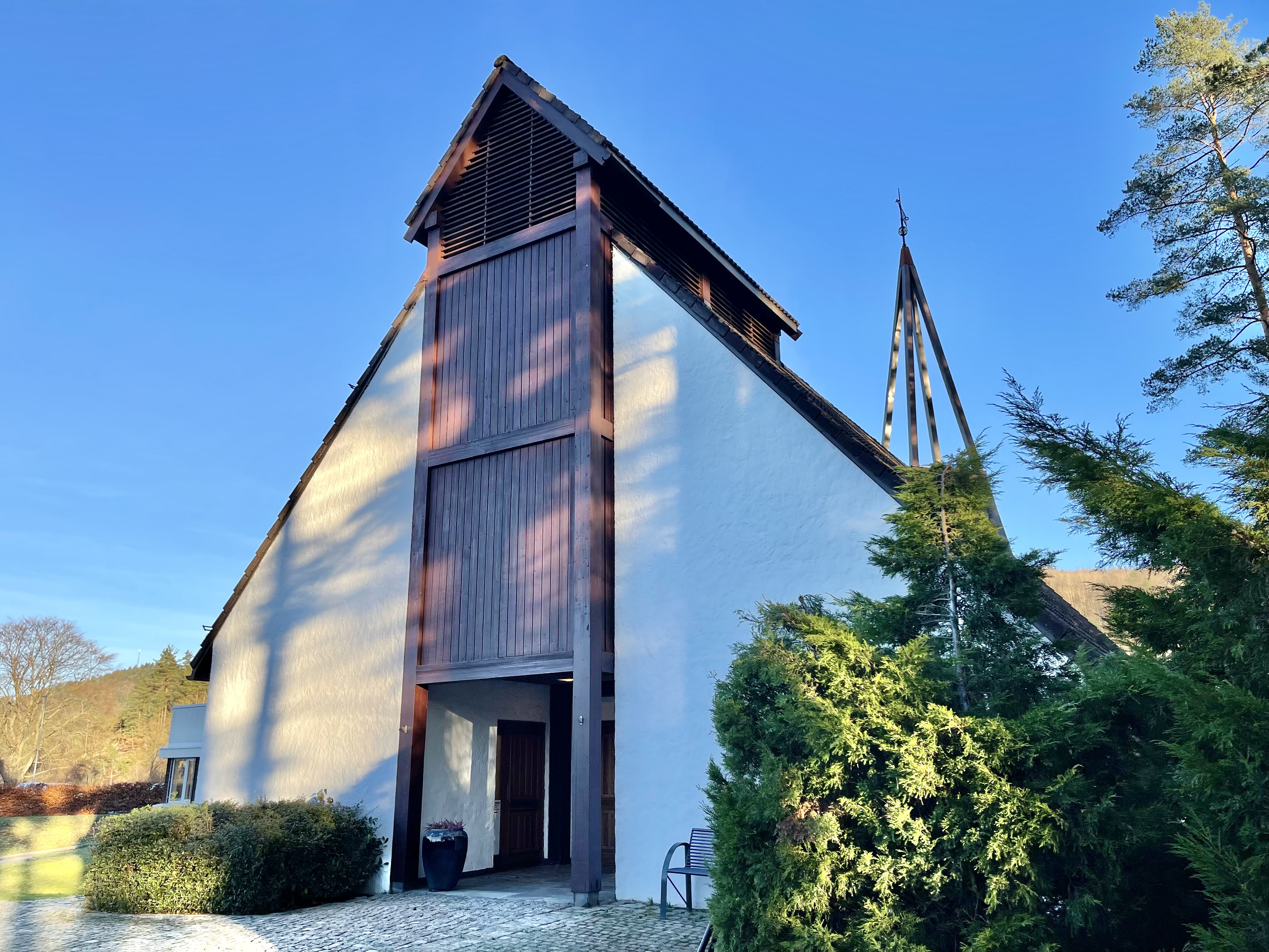 Kyrkan fotograferad framifrån. Det finns växter på sidan.