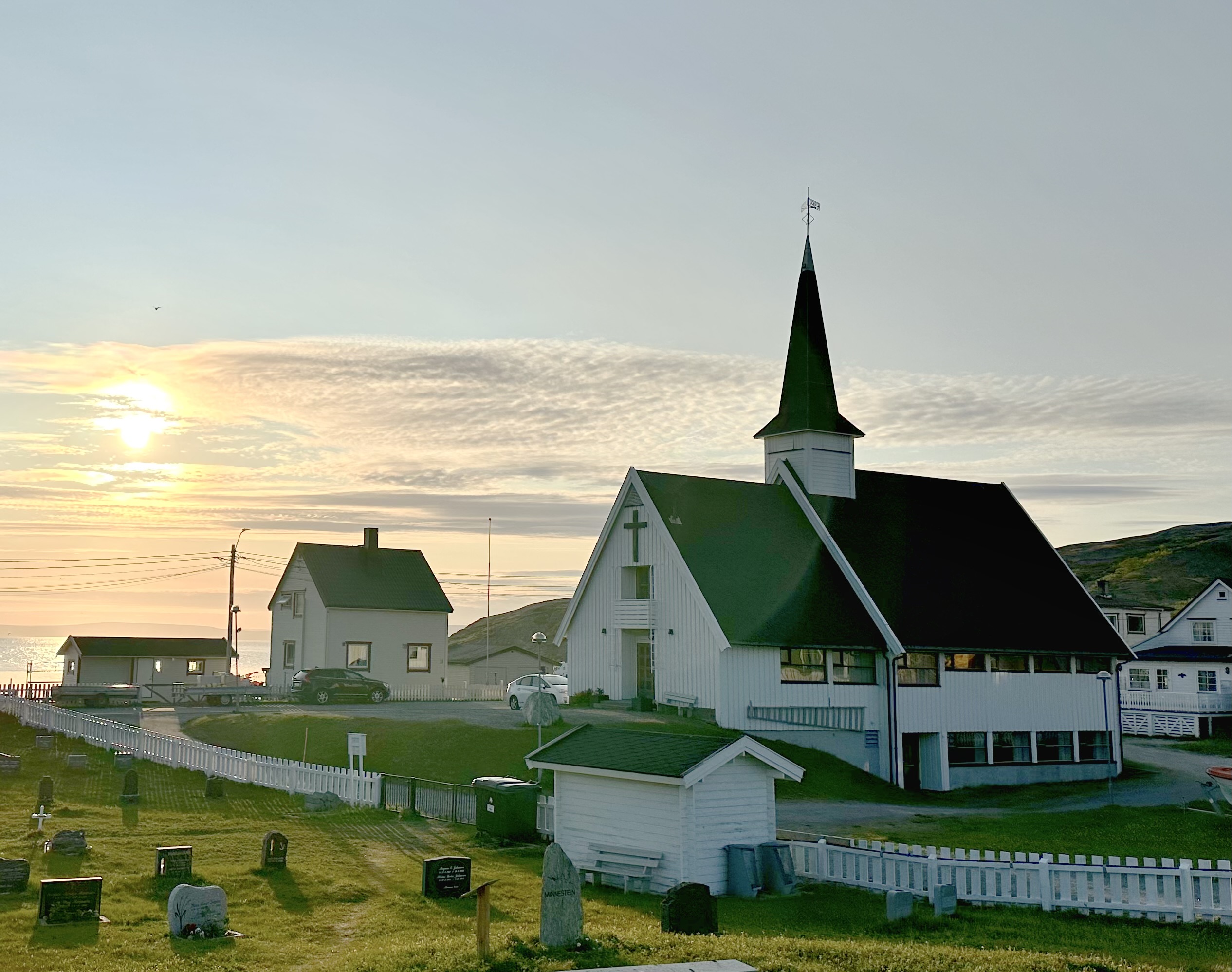 Kyrkan och bakom den havet och den nedgående solen.