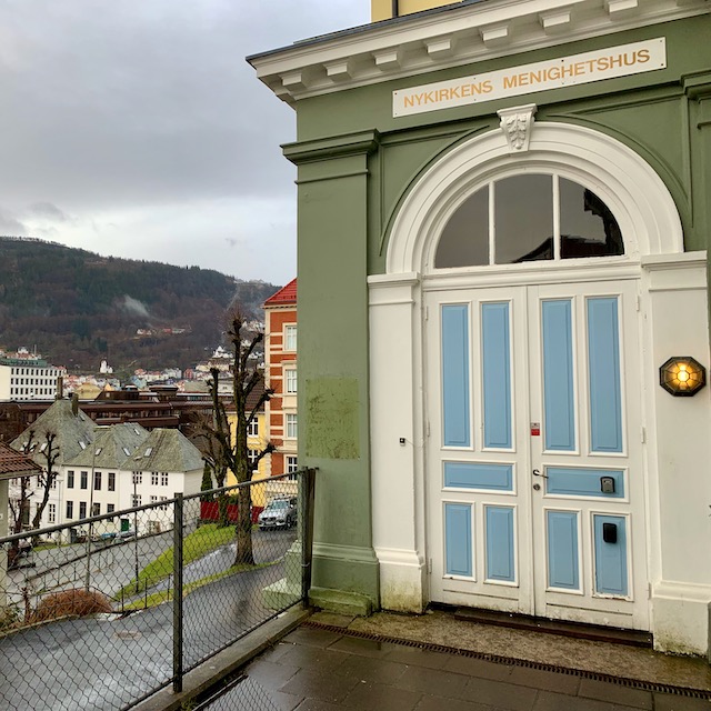 I Bergen samlas vi i Nykirken menighetshus.