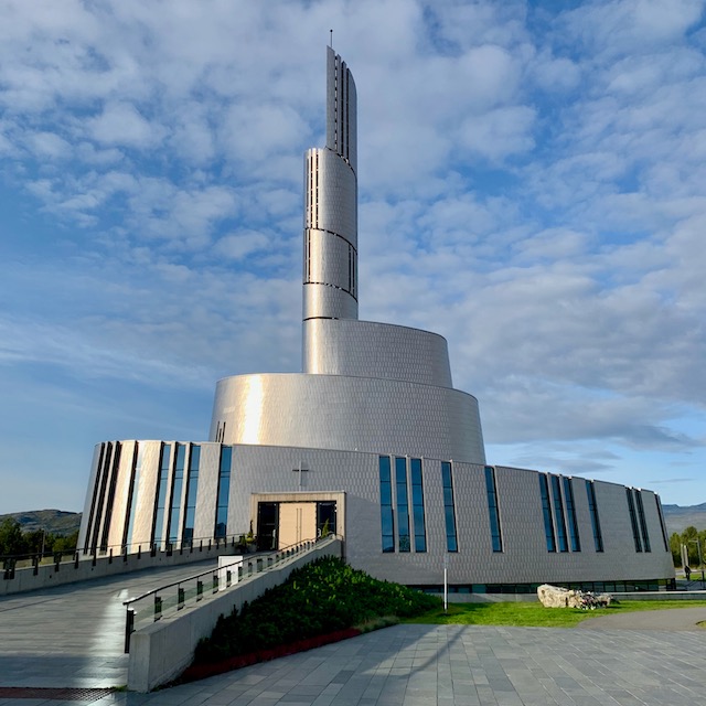 I Alta samlas vi i Nordlyskatedralen Alta kirke.