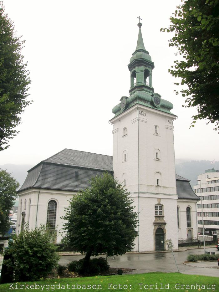 Nykirken är en vit stenkyrka