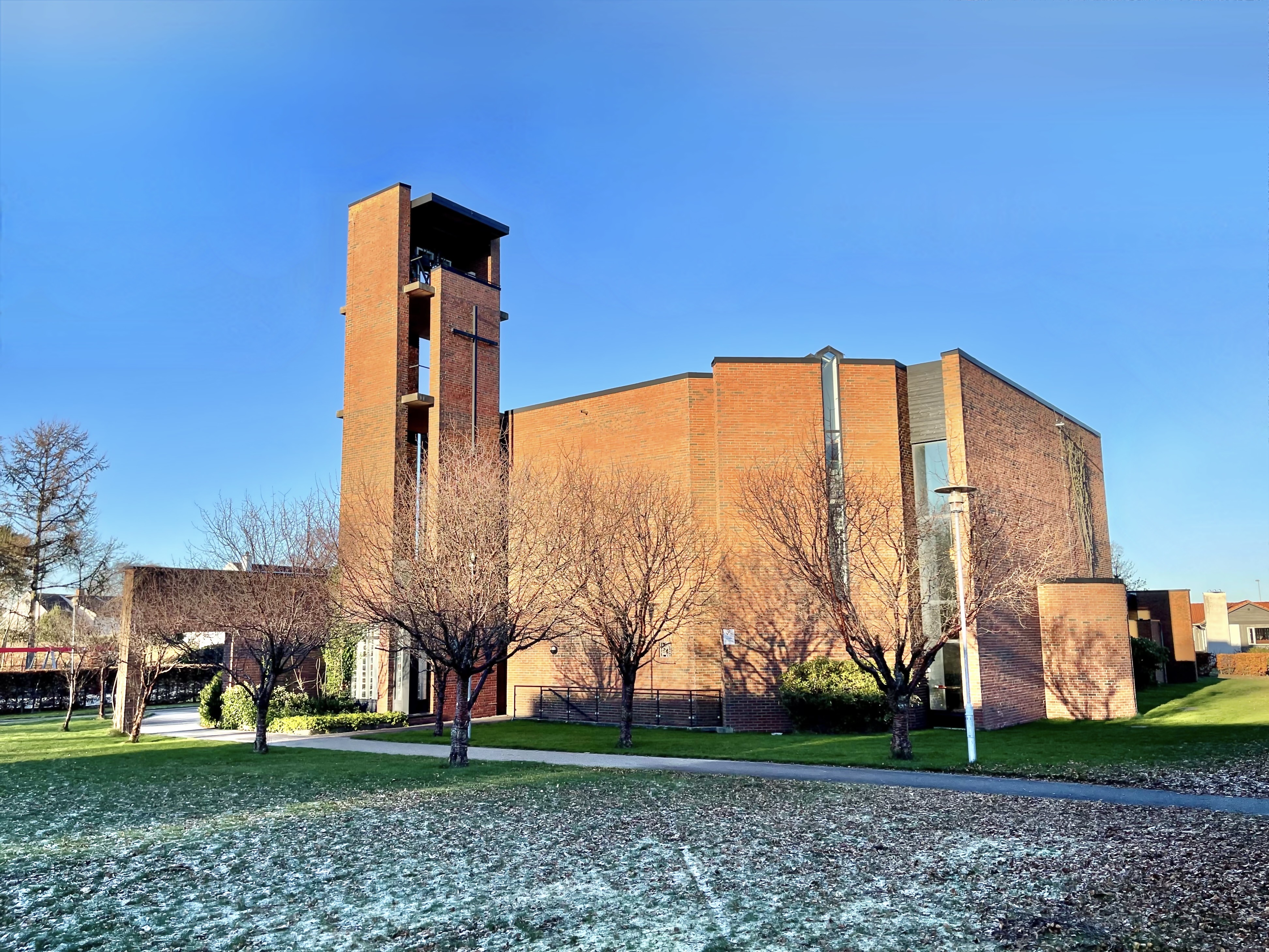 Stokka kirke är en rödbrun modern tegelbyggnad.
