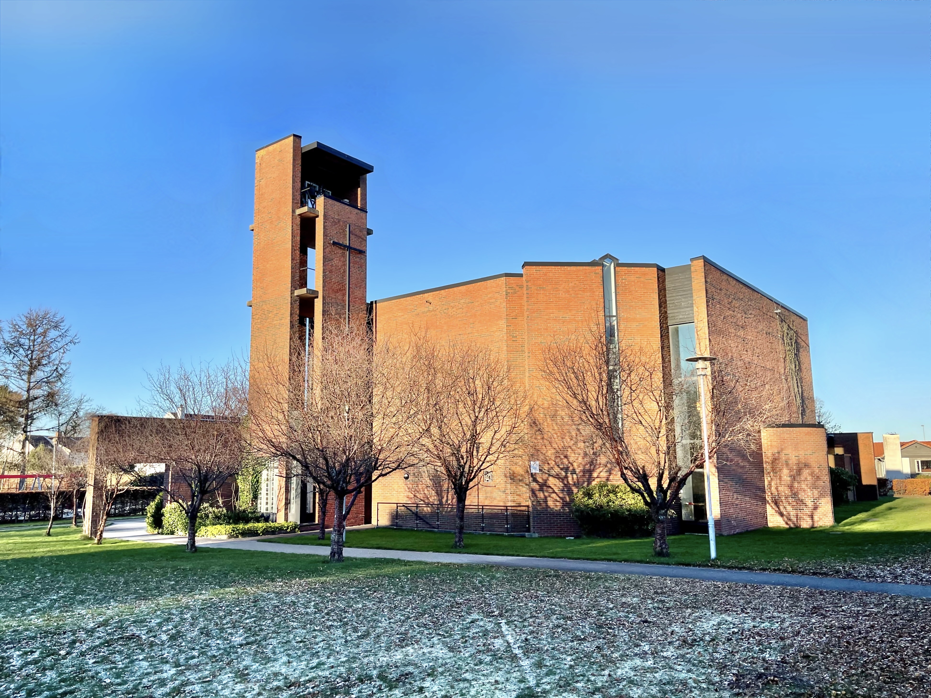 Stokka kirke Stokka kirke är en rödbrun modern tegelbyggnad.