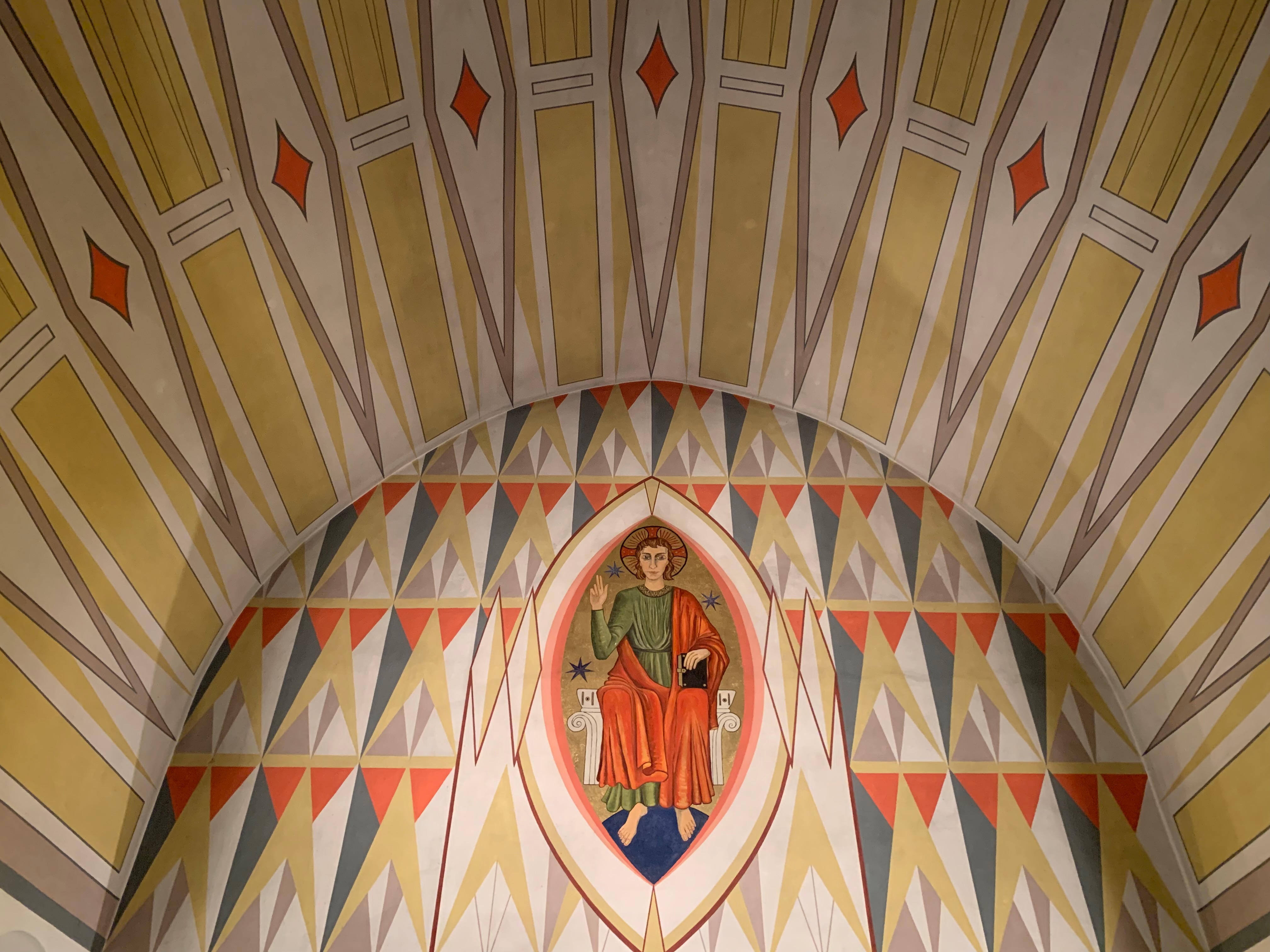 Jesus Kristus hälsar på församlingen ifrån takmålningen ovanför altaret i Vadsö kyrka.