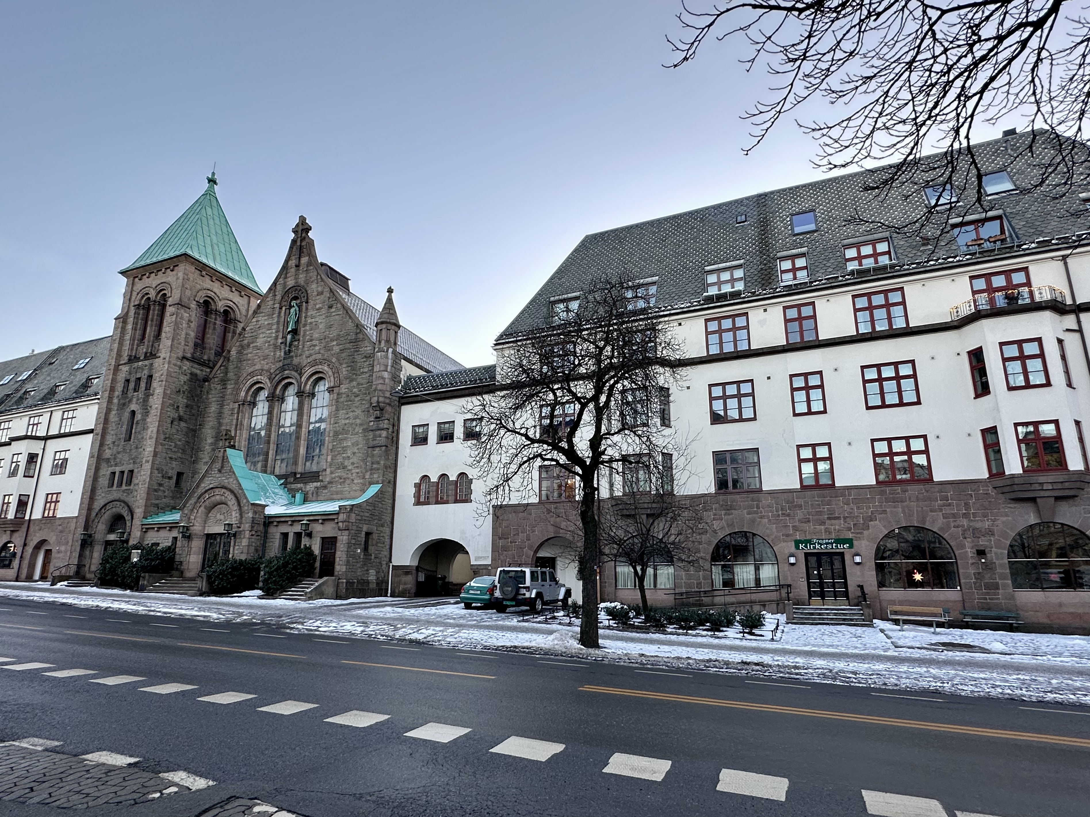 Frogner kyrka och församlingssalen Kirkestue i Oslo i januari.