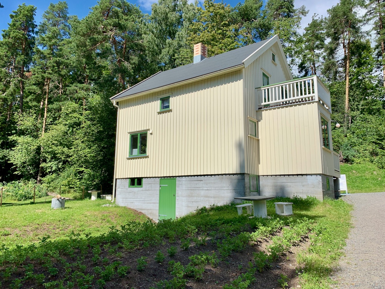 Oslo: Torsdagskaffe och utflykt (Norsk Folkemuseum) Det gula trähuset som blev flyttat från Olderfjord i Finnmark och står nu i Norsk Folkemuseum på Bygdøy i Oslo.