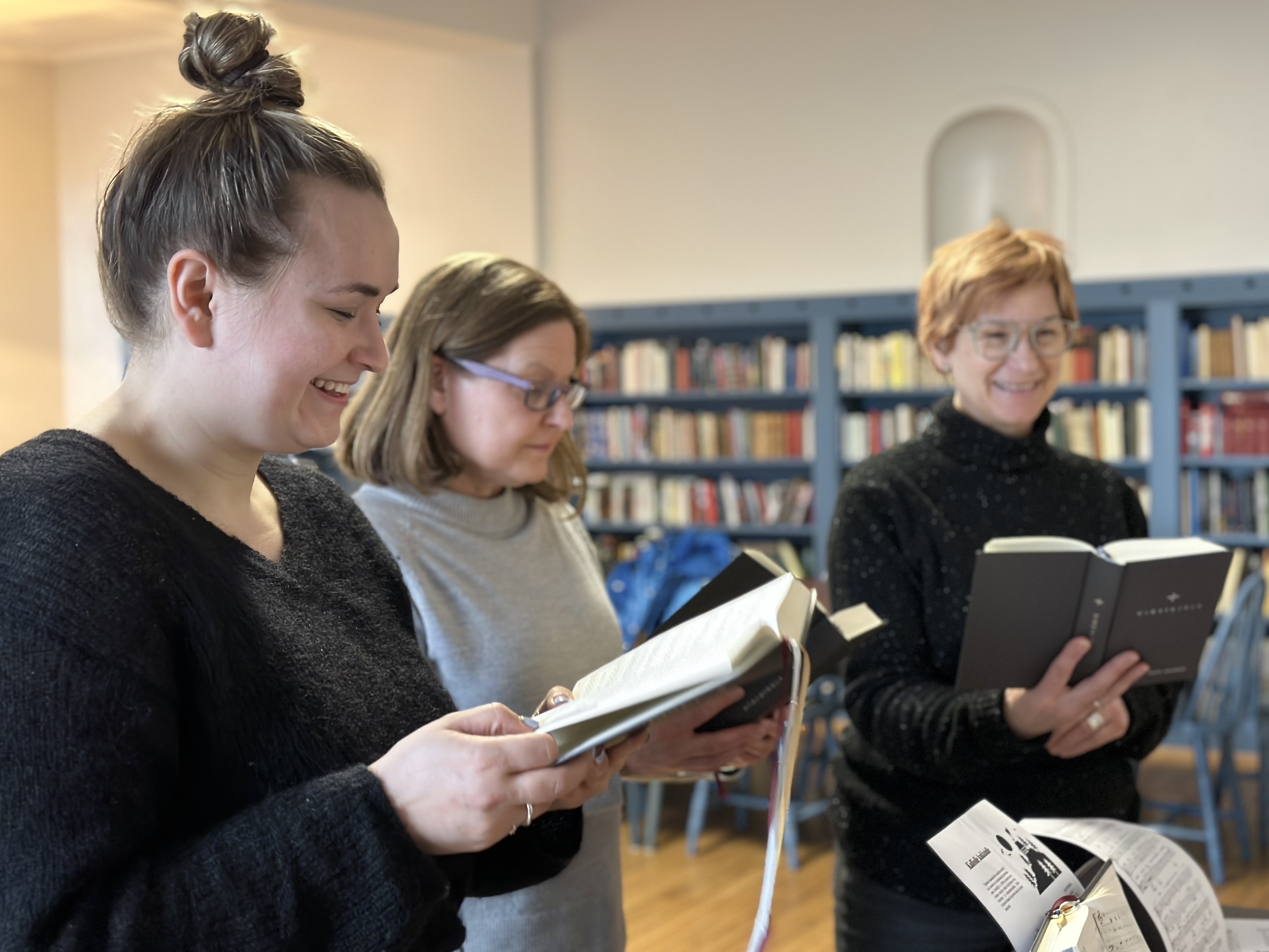 Sångarna sitter i en halvcirkel runt den pianospelande sångpedagogen.
