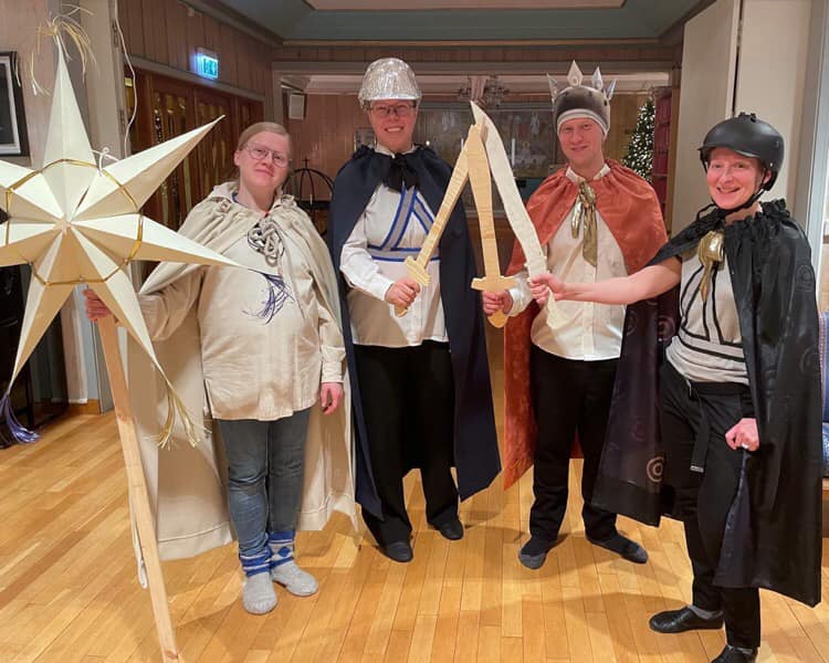 Stjärna, bäraren av stjärnan och tre konungar i församlingssalen på Spitsbergen.