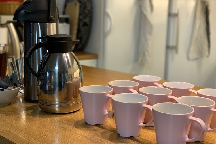 Kaffekoppar och termoskanna på bordet.